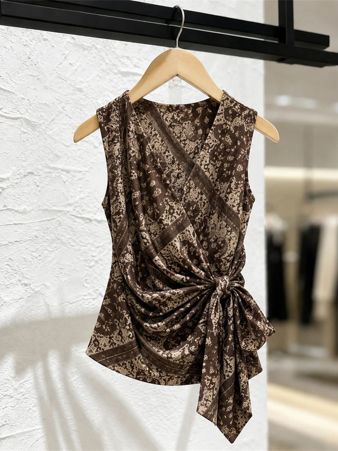 

Elegant Slimming Sleeveless Vest Belted Waist Tie Women's Summer Fashionable Top Comfortable Silk Material V-Neck Regular Fit
