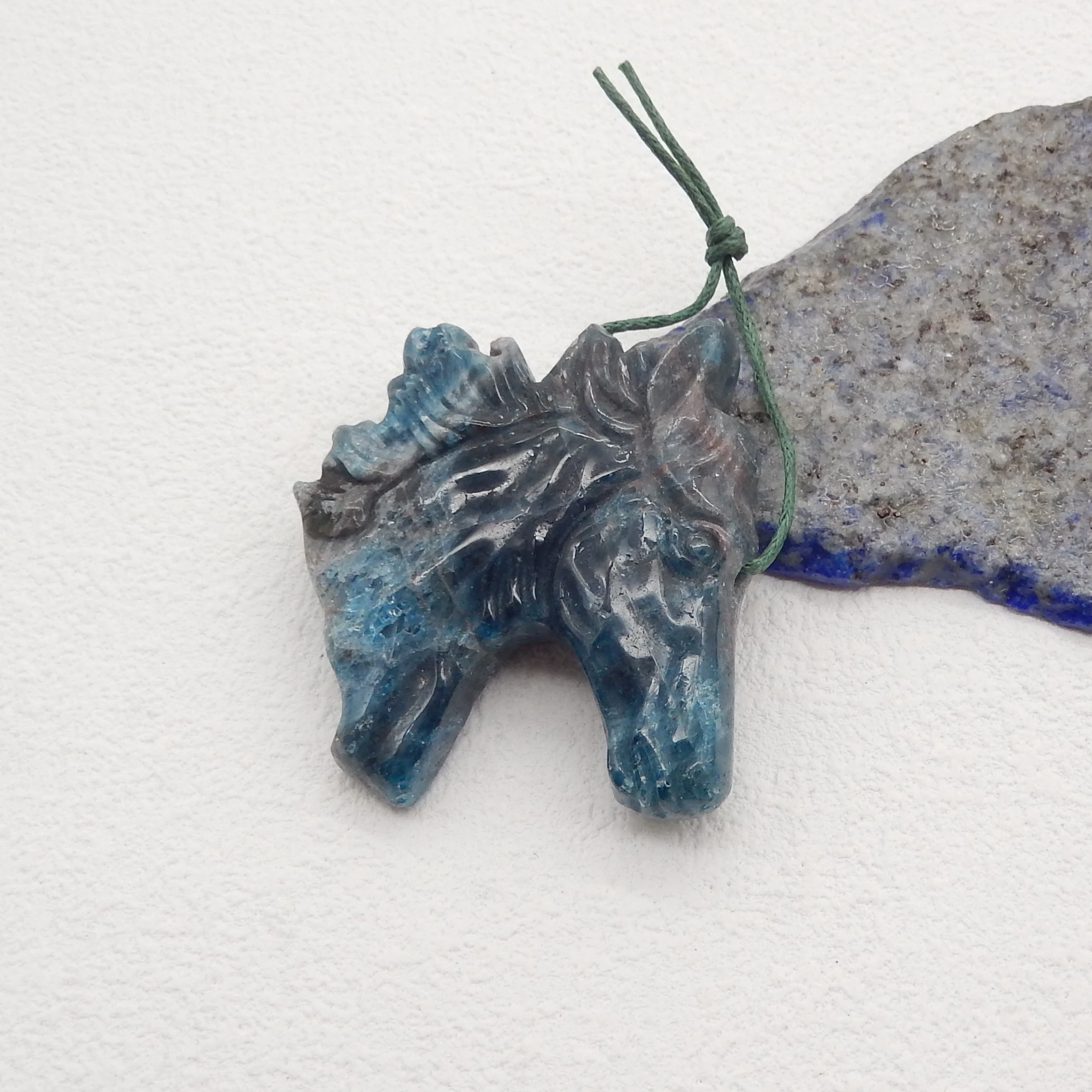 สังเคราะห์หินธรรมชาติ Blue Apatite คริสตัลแกะสลัก Horse HEAD จี้ลูกปัด,แฟชั่นเครื่องประดับสร้อยคออุปกรณ์เสริม 47x48x9mm28g