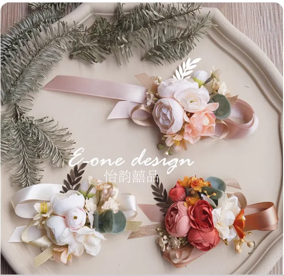 

Лес Европейская свадьба невеста жених подружка невесты жених родителям свадебный корсаж запястье цветок церемония открытия