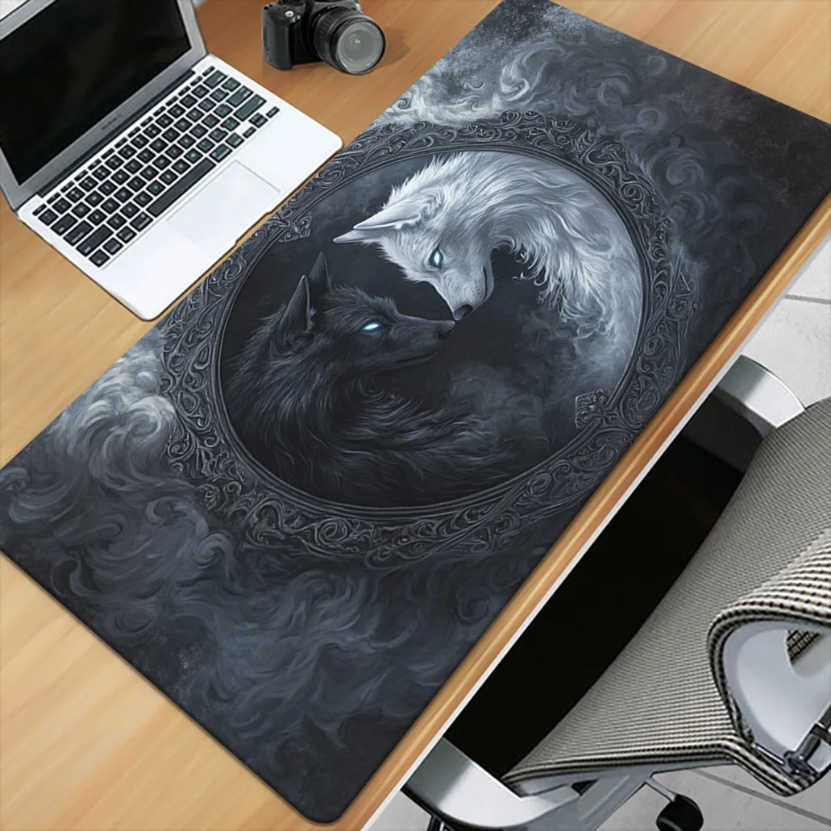 

Большой игровой коврик для мыши с изображением волчьей головы, гладкой поверхностью и противоскользящим основанием