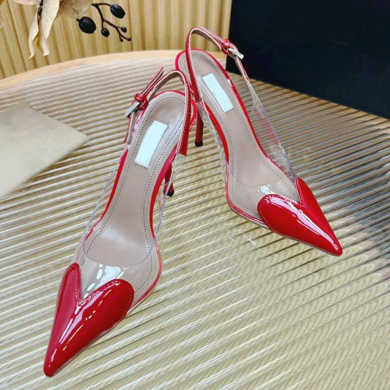 2025 Nuevos zapatos puntiagudos de tacón fino con corazón de melocotón, sandalias sexis de tacón alto de charol negro con película transparente de Pvc