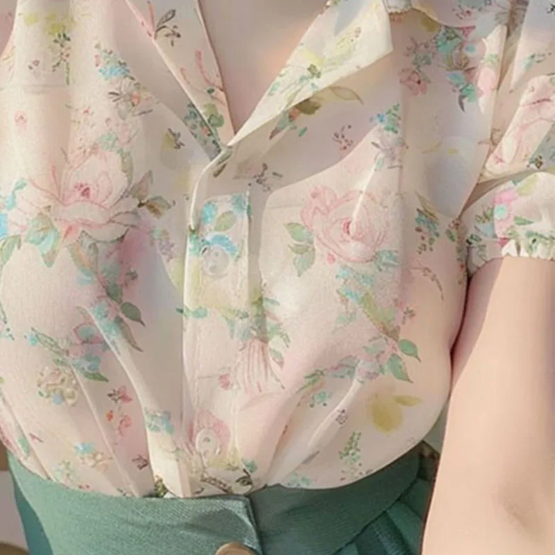 Chiffon shirt women's 2024 new tea break French fashion floral short-sleeved shirt printed chic temperament top.