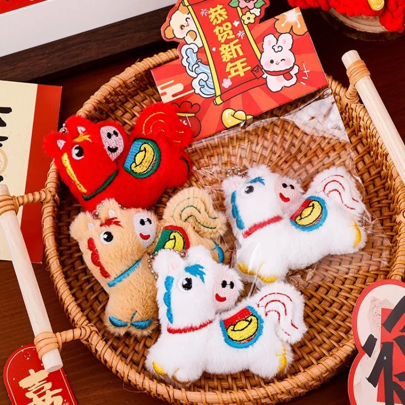 ตุ๊กตาม้าผ้าพลัฌแบบสร้างสรรค์ จี้ห้อยกระเป๋า ปีม้า ของตกแต่ง จี้ห้อยกระเป๋าเป้ พวงกุญแจ ตุ๊กตาห้อยประดับ ของขวัญปีใหม่สำหรับเด็ก