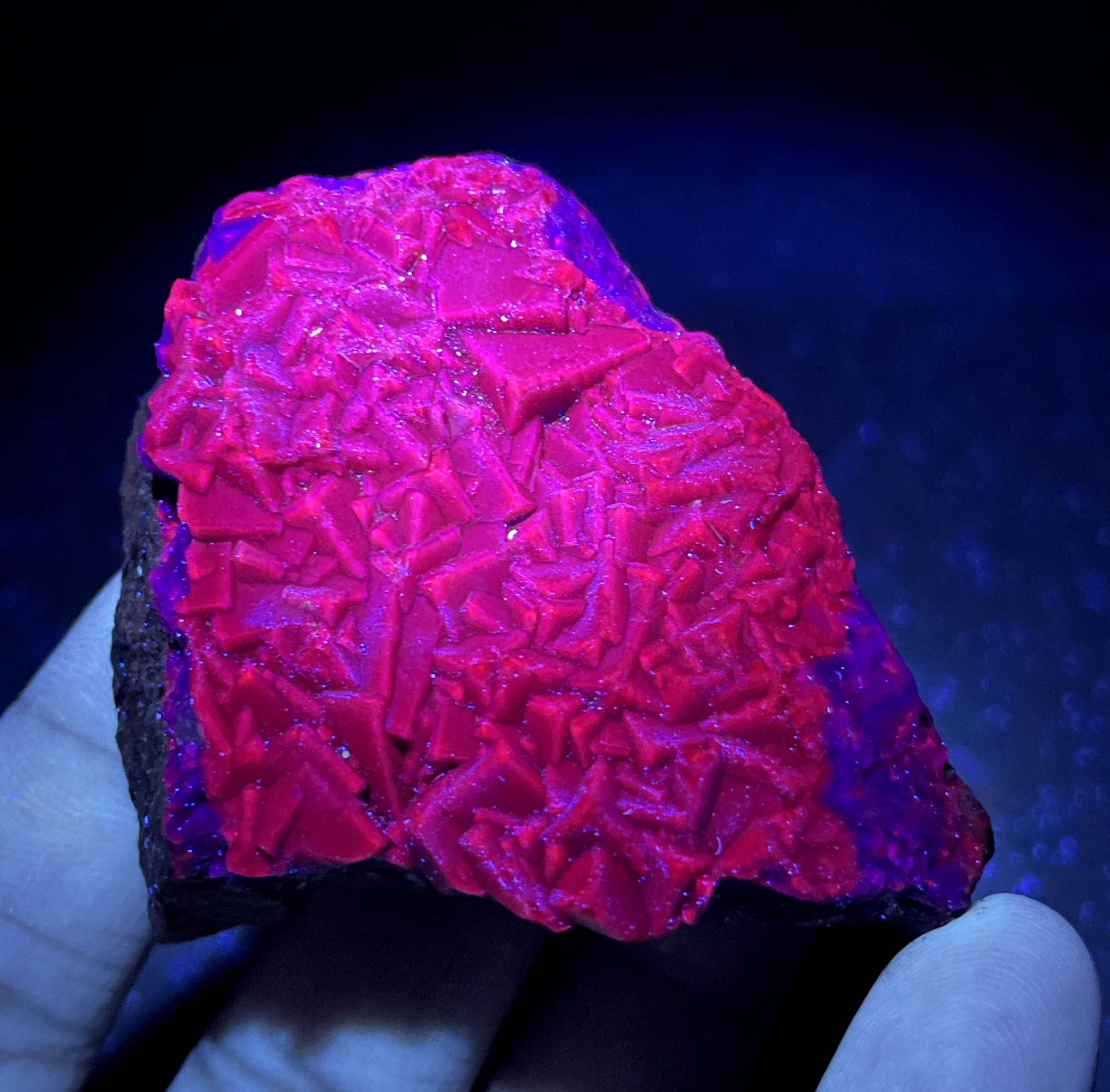 

Best! 100% Natural Pakistan red fluorescence cube black rose fluorite mineral specimens Stones and crystals