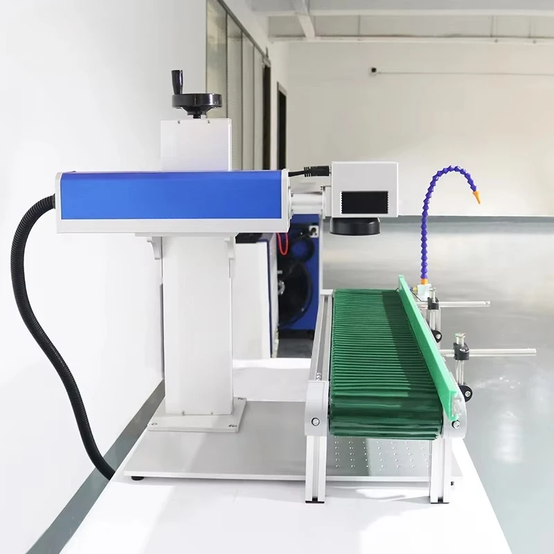 آلة الوسم الطائر بليزر الألياف 30 وات الأوتوماتيكية مع حزام ناقل لوضع علامات على القلم