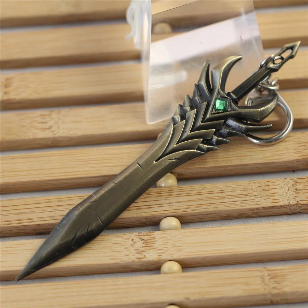 League of Legendes Justicar Aatrox Model Keychain Vintage 12cm LOL Metal Pendant Key Ring Key Holder Fans Collectible Jewelry