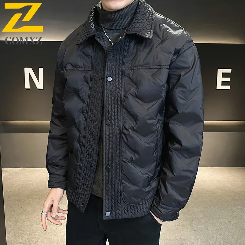 

COMXZ мужской пуховик 2025 с воротником-стойкой, легкая парка для делового отдыха, однотонная дорожная защита от холода, теплое зимнее пальто