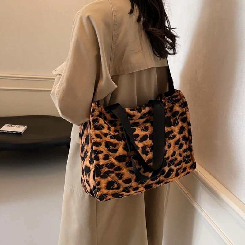 

Минималистичная уникальная простая винтажная кожаная сумка для женщин с пригородной функцией и стильным дизайном