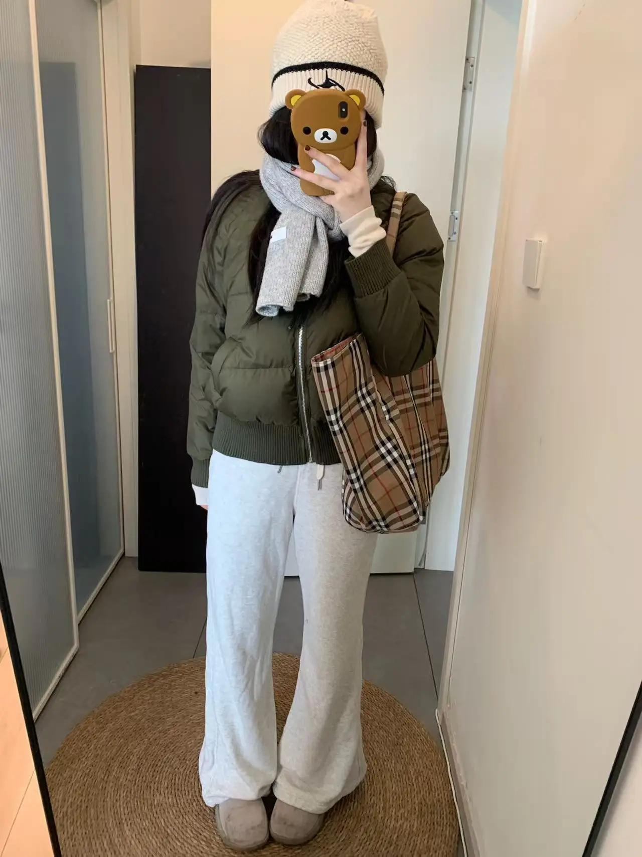 

Женская легкая теплая куртка-пуховик Solotario с 90% белым утиным пухом, приталенного кроя, с вставками на плечах и воротником-стойкой