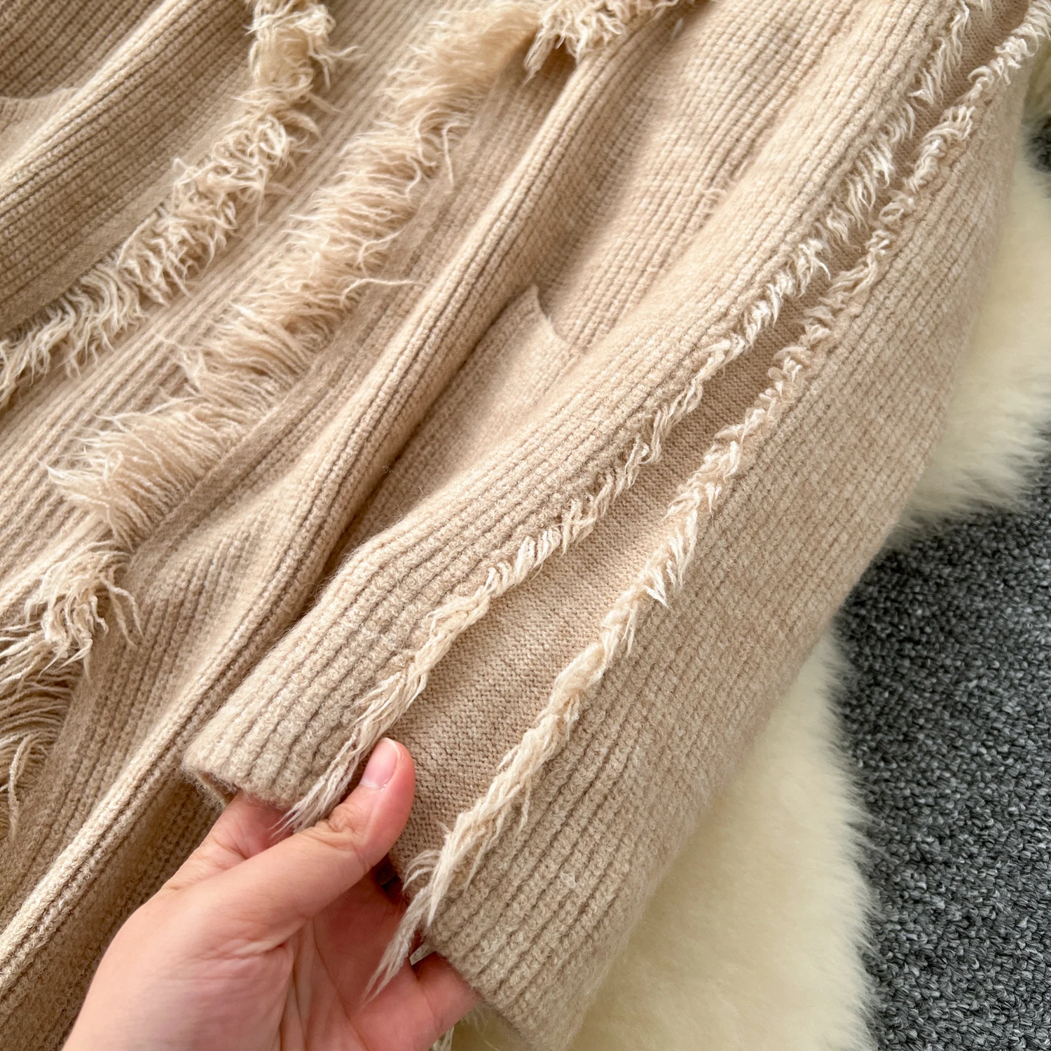 2024 Nowy trencz z frędzlami Długi sweter dla kobiet Jesień i zima Pogrubiony nowy styl Luźny i szykowny kardigan z dzianiny