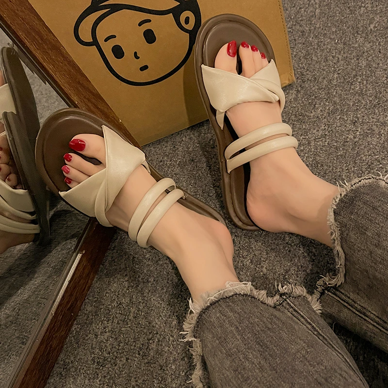 Flat Slippers Female Summer Wear 2024 New Korean Version of The French Evening Wind Temperament Fairy Leisure Beach Sandals