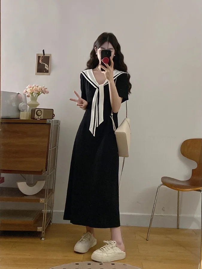 Vestido de talla grande, corte en A, color azul marino, cuello, manga corta, diseño favorecedor, estilo universitario, ideal para el verano, moderno, con detalle de nudo.
