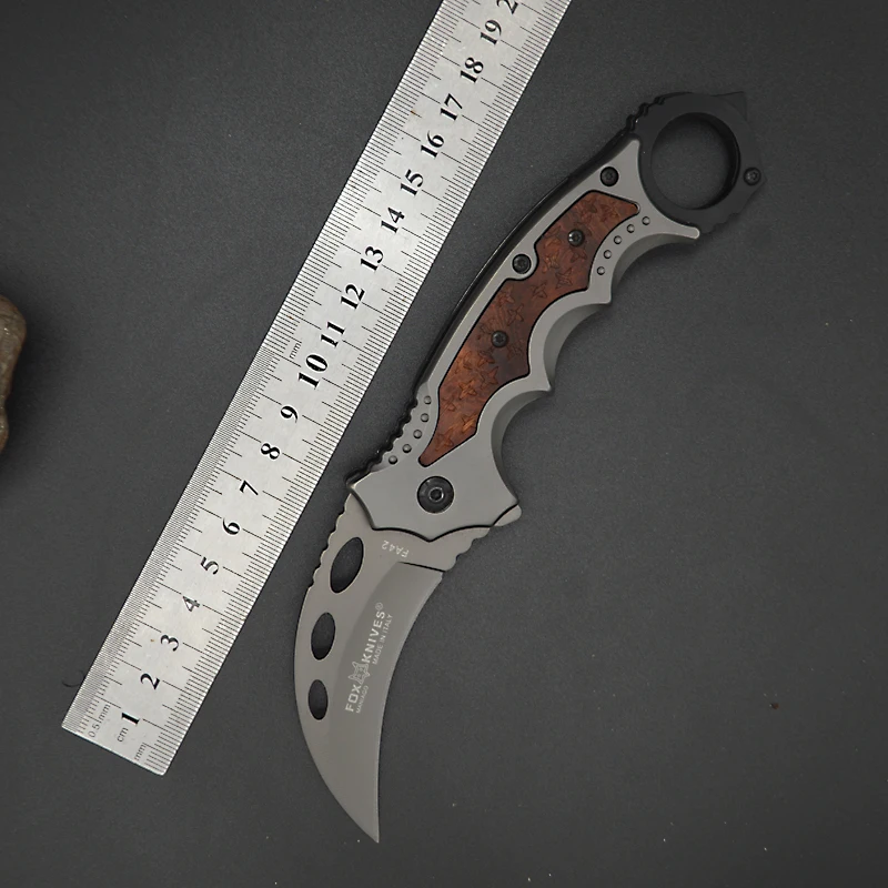 Outdoor multi-tool with retractable claws, folding knife, knife, folding blade, curved blade