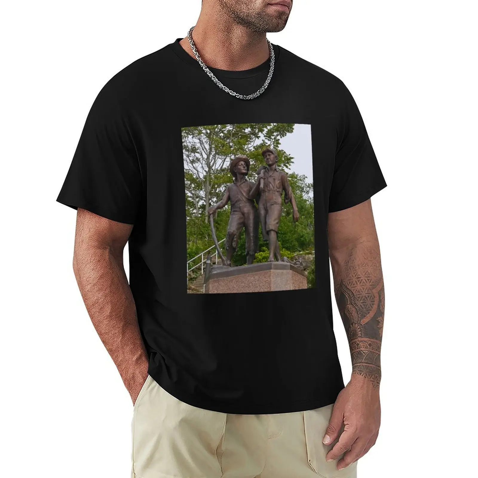 Tom Sawyer and Huckleberry Finn, Hannibal, Missouri, USA T-Shirt Holiday Simple Tee Shirt