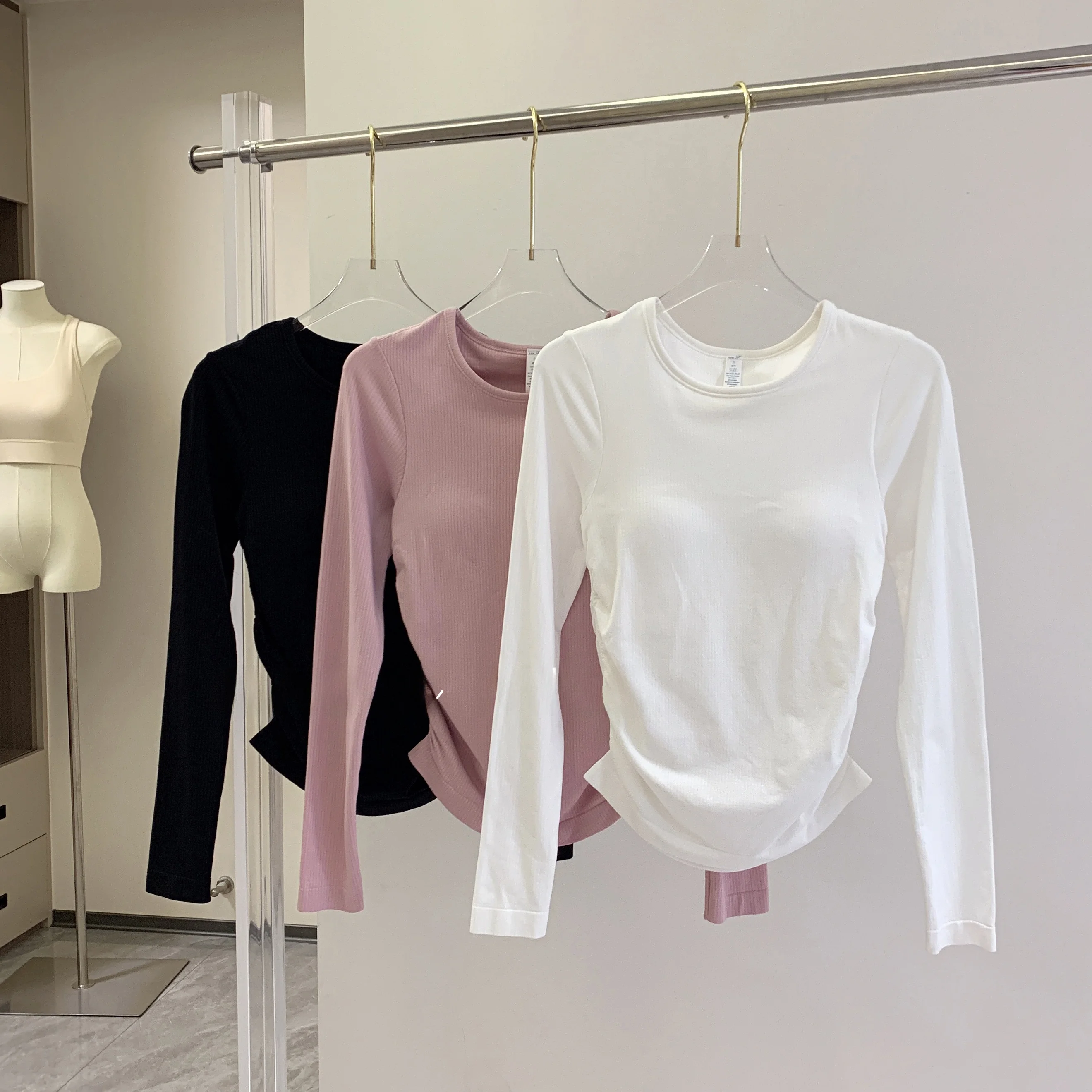 

Женский спортивный топ с плиссировкой по бокам для фитнеса, йоги, пилатеса, гимнастики, осенне-зимний, новый, универсальный, со встроенными чашечками для груди