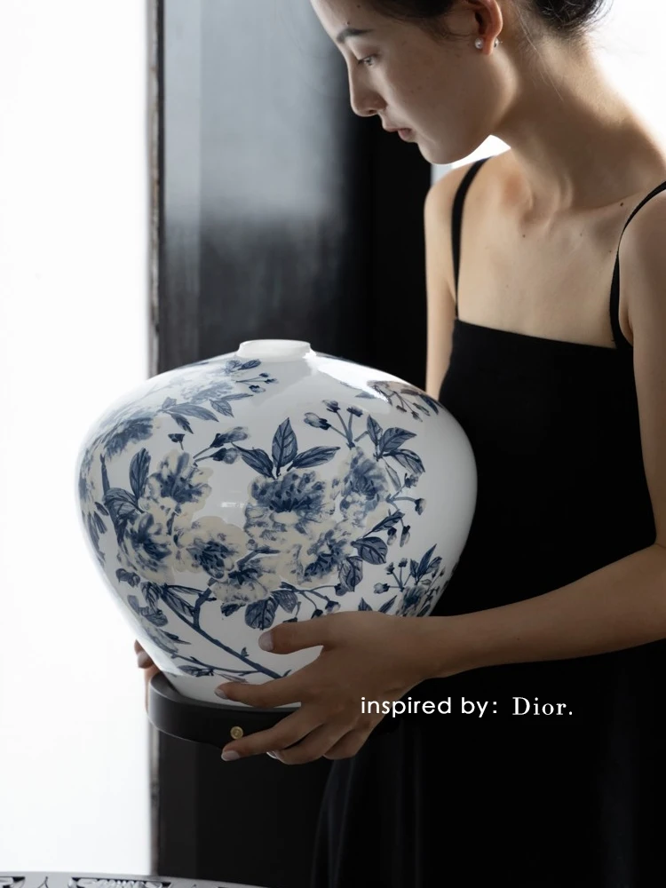 A lâmpada de mesa vitrificada medieval pode ser escurecida e carregada.