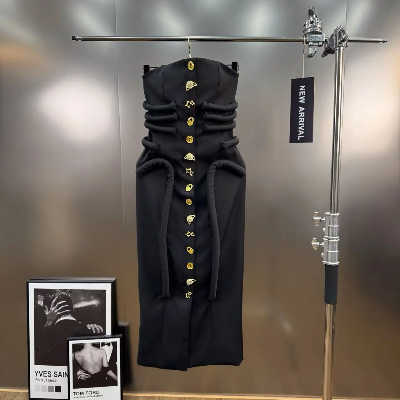 2025年冬新作 フレンチニッチデザイン プリーツロングドレス ウエストシェイプ ヘビーボタン ストラップレスドレス パーティードレス レディース