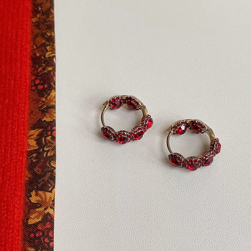 orecchini-raytimone-bury-con-zirconi-rossi-gioielli-di-lusso-accessori-alla-moda-stile-unico