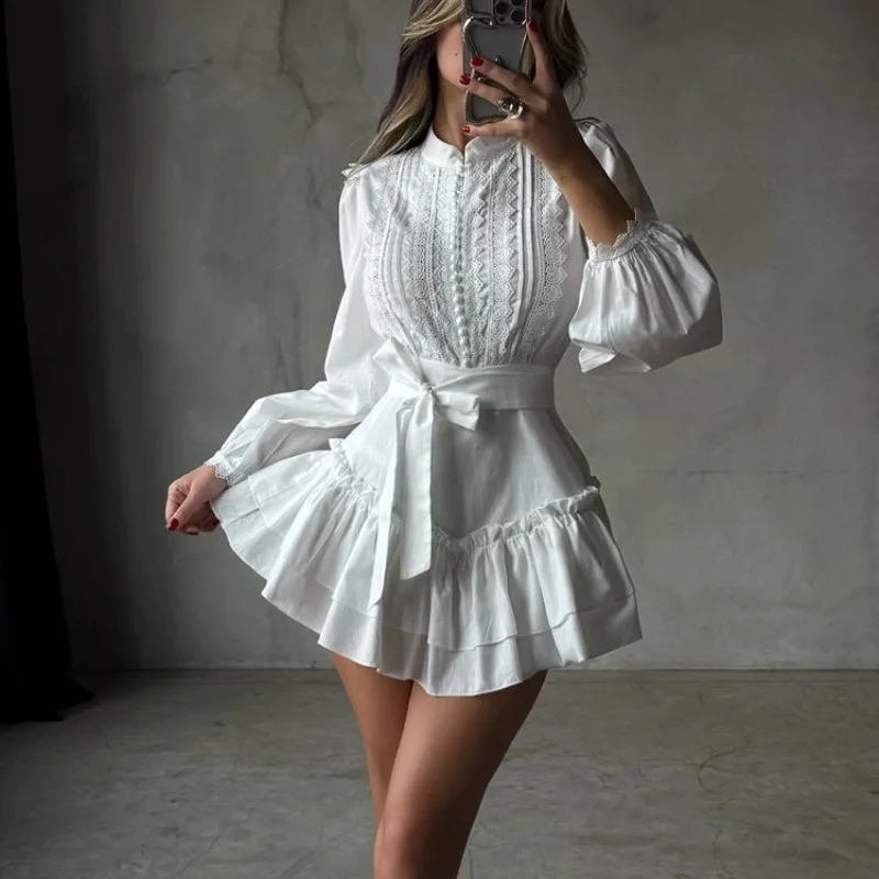 Vintage Weißes Spitzen-Minikleid mit Stehkragen, Puffärmeln, Bindedetail, Fließenden Rüschen und A-Linie - Elegantes Sommerkleid für Alltag und Feiertage – Detail 22