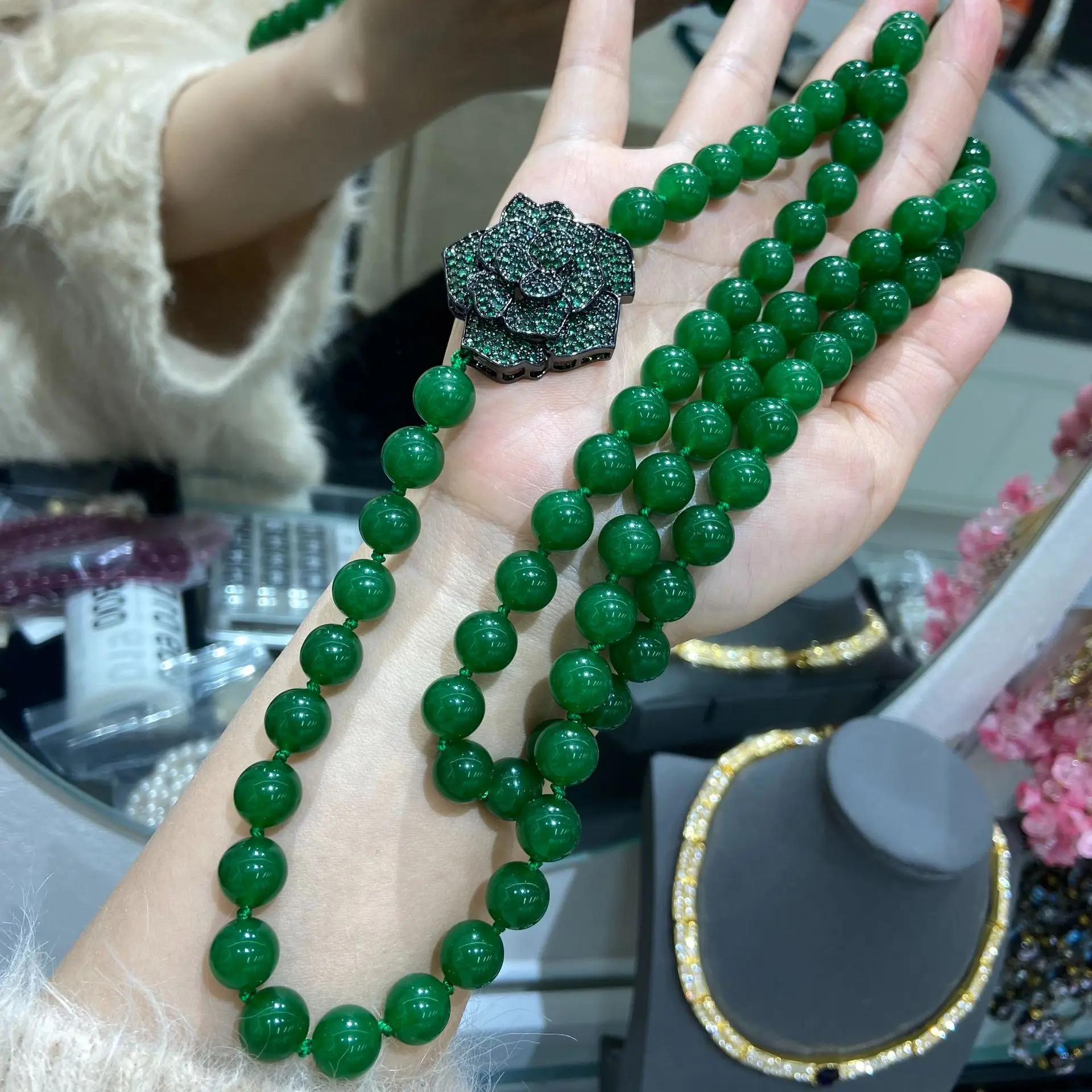 

Женское изумрудно-зеленое ожерелье-цепочка с длинным свитером и розами, 2026