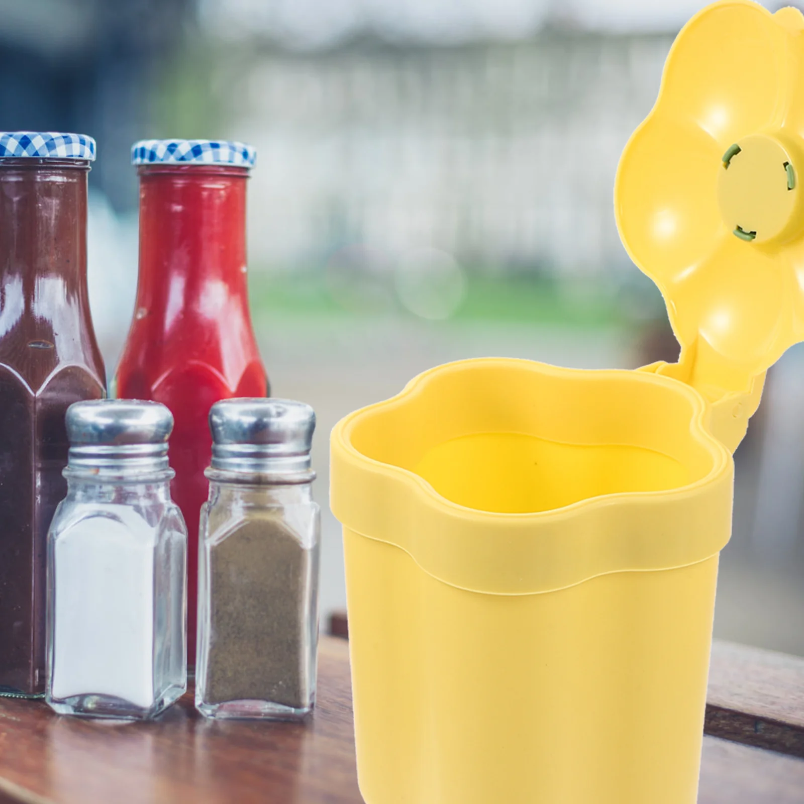 

Compact Flower Shaped Trash Can with Lid Mini Desktop Garbage Bin for Office Home Decor Storage of Towels Socks Gloves