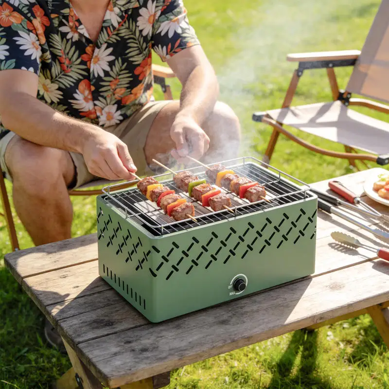 Hellgrüner tragbarer Holzkohlegrill mit integriertem Ventilator für Outdoor …