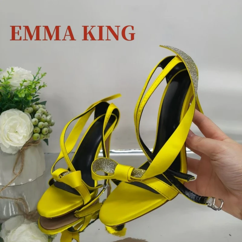 صنادل نسائية بحزام على شكل فيونكة من حجر الراين صنادل نسائية صيفية عصرية من الساتان موديل 2025 صنادل بكعب ستيليتو جديدة مزخرفة بالكريستال #5