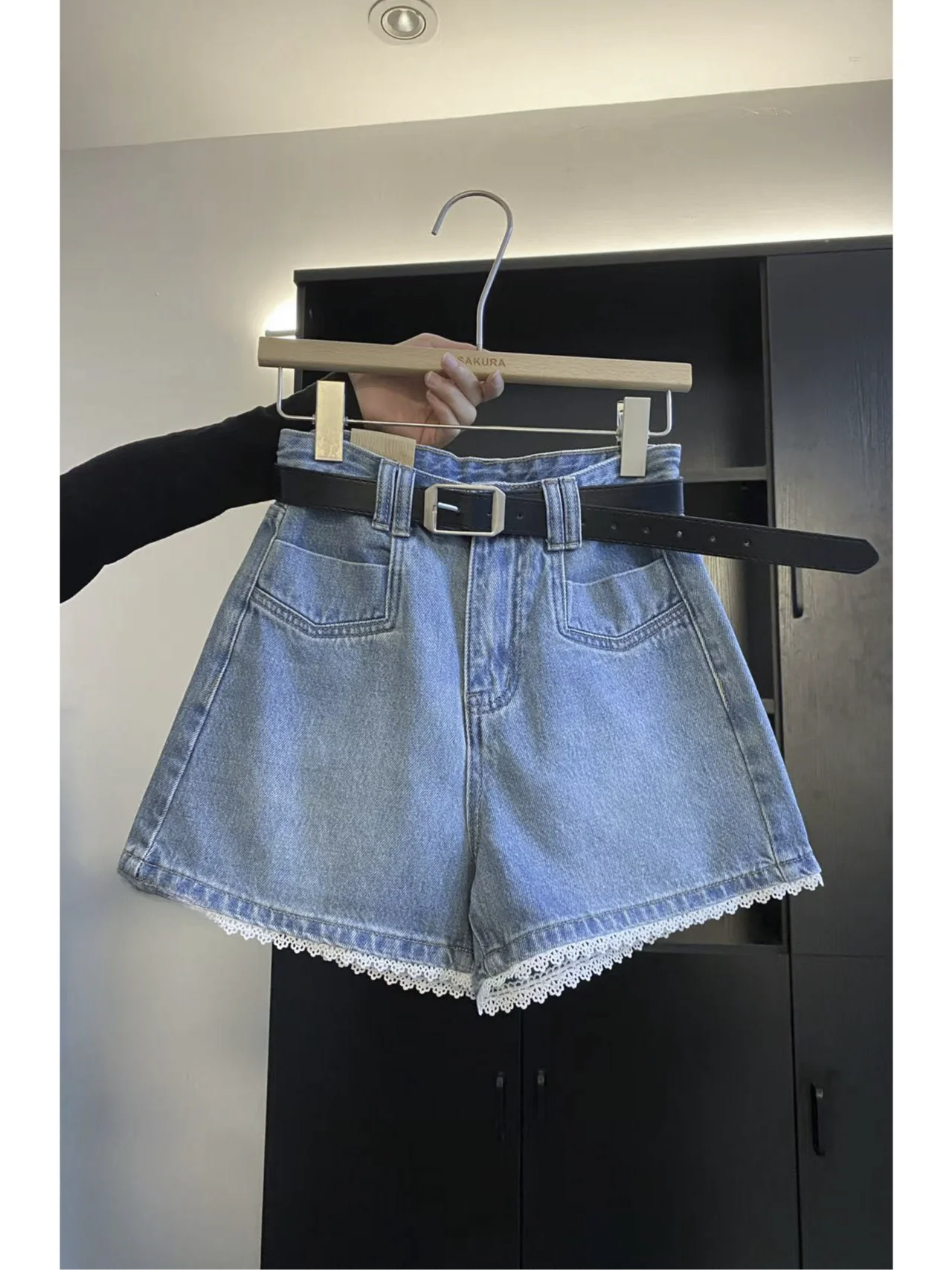 

Джинсовые шорты с высокой талией А-силуэта, лето 2025, в корейском стиле, повседневные, универсальные, с кружевными вставками, с поясом, женские модные джинсовые шорты