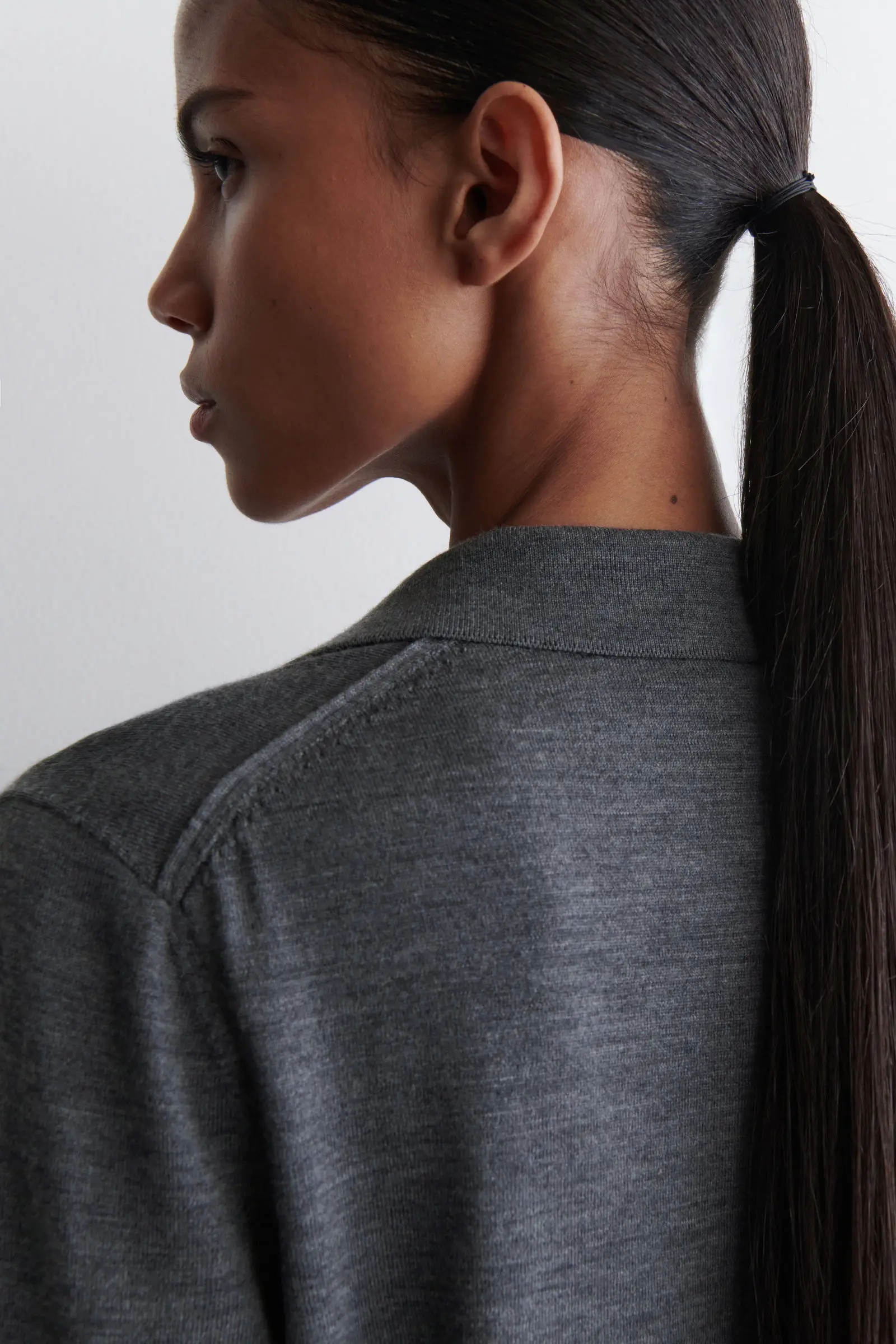 Ethereal MD 2025 كوس الخريف نمط جديد من المرأة عارضة الأزياء القياسية بولو طوق الصوف مزيج محبوك سترة