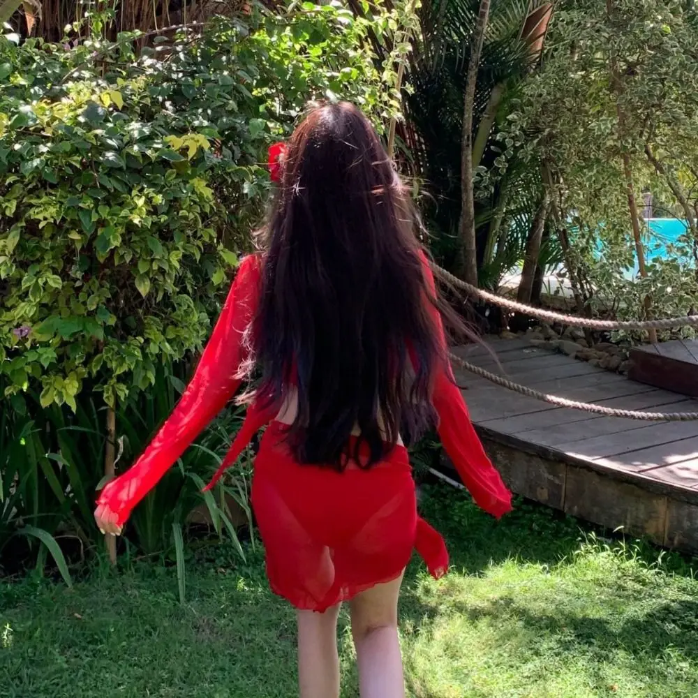 Reine rote Farbe, vierteiliges Bikini-Set, weiße Farbe, einfarbig, geteilter Badeanzug, Vertuschungsrock, Schnür-Design, Push-Up-Bikini