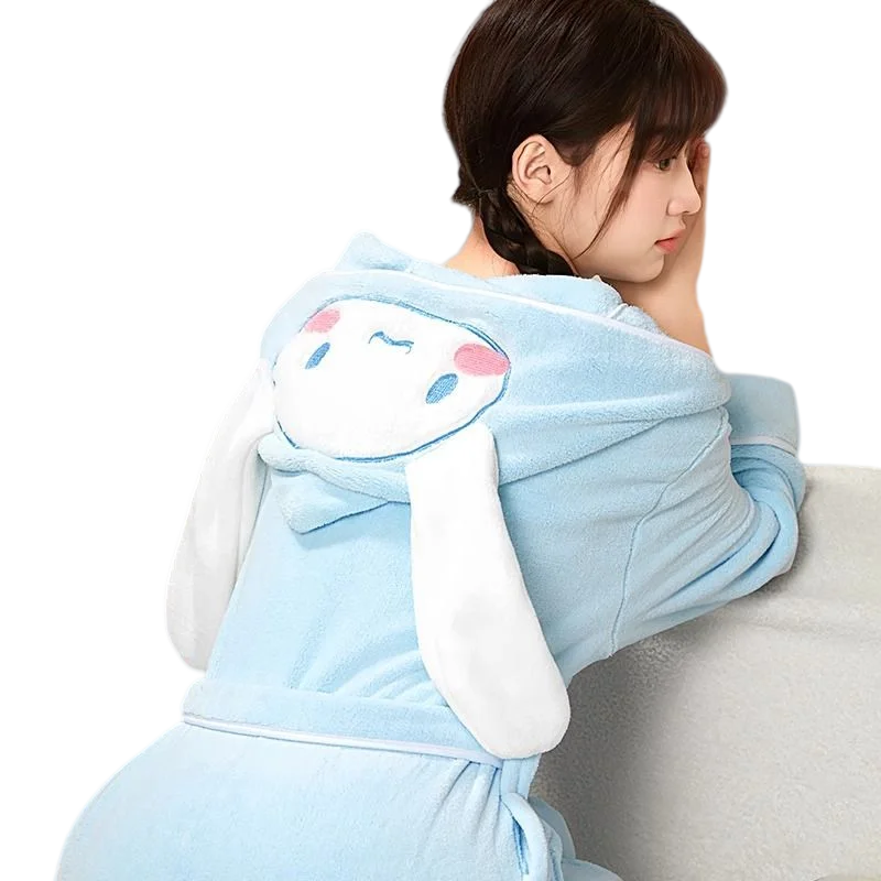 

Новый халат Sanrio с мультяшным принтом Куроми, с регулируемой талией, носимый и облегающий, быстросохнущий, теплый, для домашнего использования.