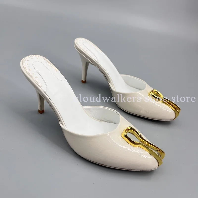 Pantoufles en cuir verni noir et blanc à bout rond, décor en métal de forme spéciale, pantoufles élégantes à enfiler pour fête d'été pour femmes