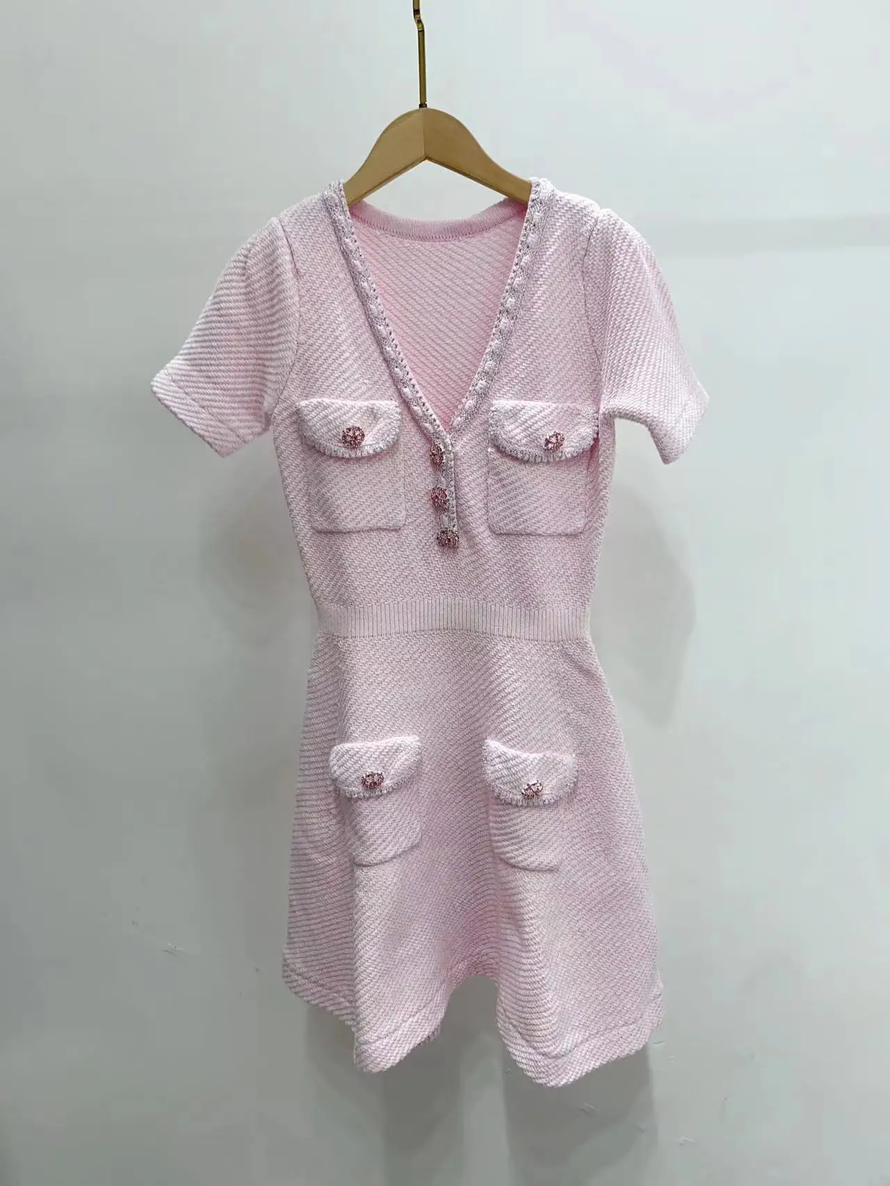 Vestido de punto de manga corta para mujer, minivestido Rosa Vintage con cuello en V y cuatro bolsillos, holgado, con botones de diamantes