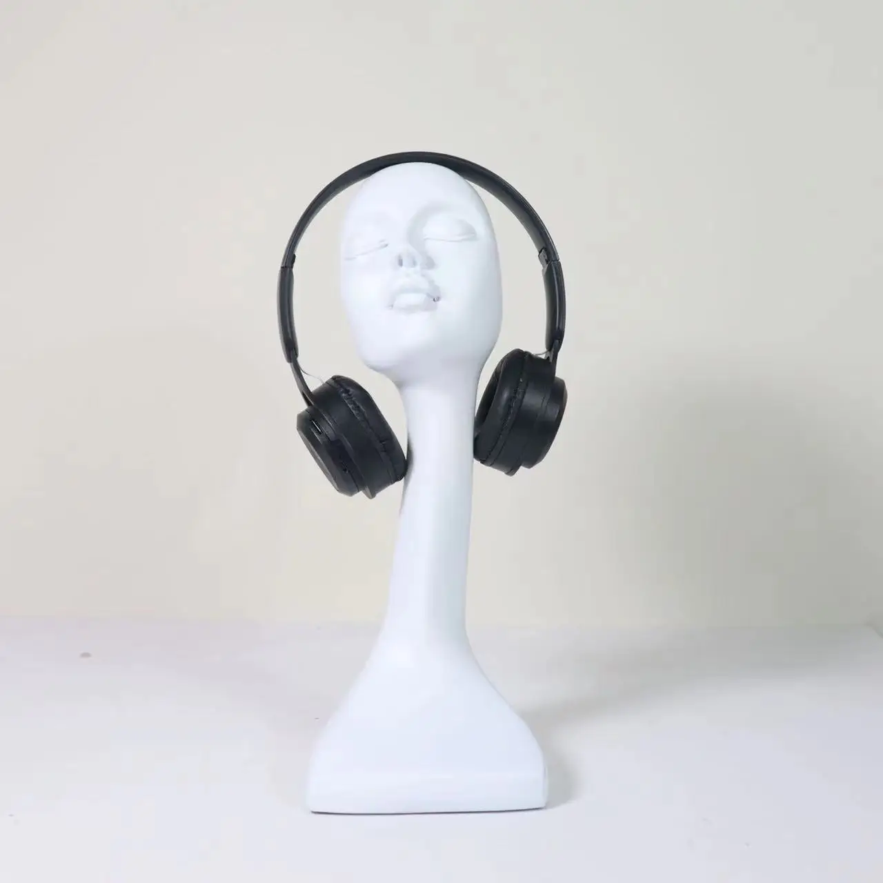 

Modern Simple Resin Headset Character Creative Ornament Home Sculpture Decoration Desktop Hotel Decoration Piece Original Design