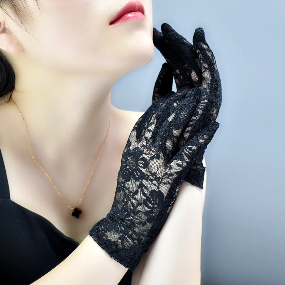 A Pair of Short Lace Gloves with Small Chrysanthemums for Sun Protection and UV Protection