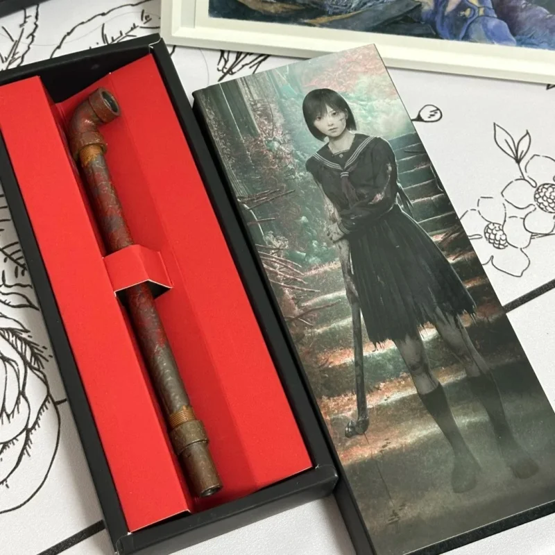 

В наличии: Коллекционная шариковая ручка Silent Hill F PS5 из стальной трубки, лимитированная серия, бонус при предзаказе для азиатских геймеров и фанатов.