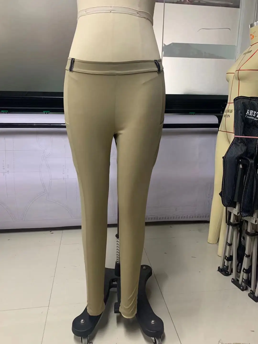 Pantaloni da Equitazione Ventilati da Donna Pantaloni Casual da Equitazione Stile Sottile con Tasche Laterali Jodhpurs