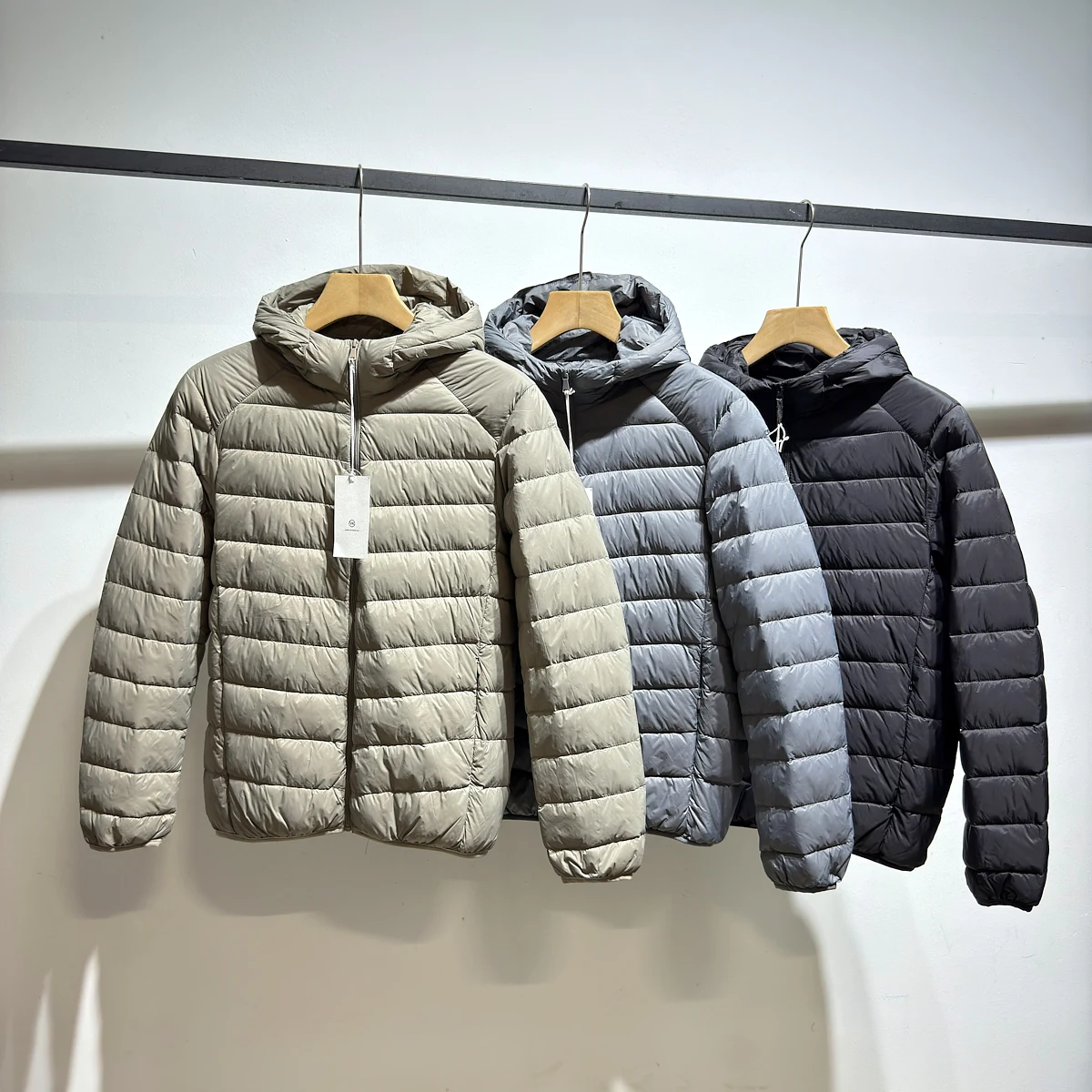 

Water-Resistant Lightweight Warm 90 White Du down Hooded Men's Puffer Jaet Modern Sle Nylon Fabric Regular Fit Zipper C...