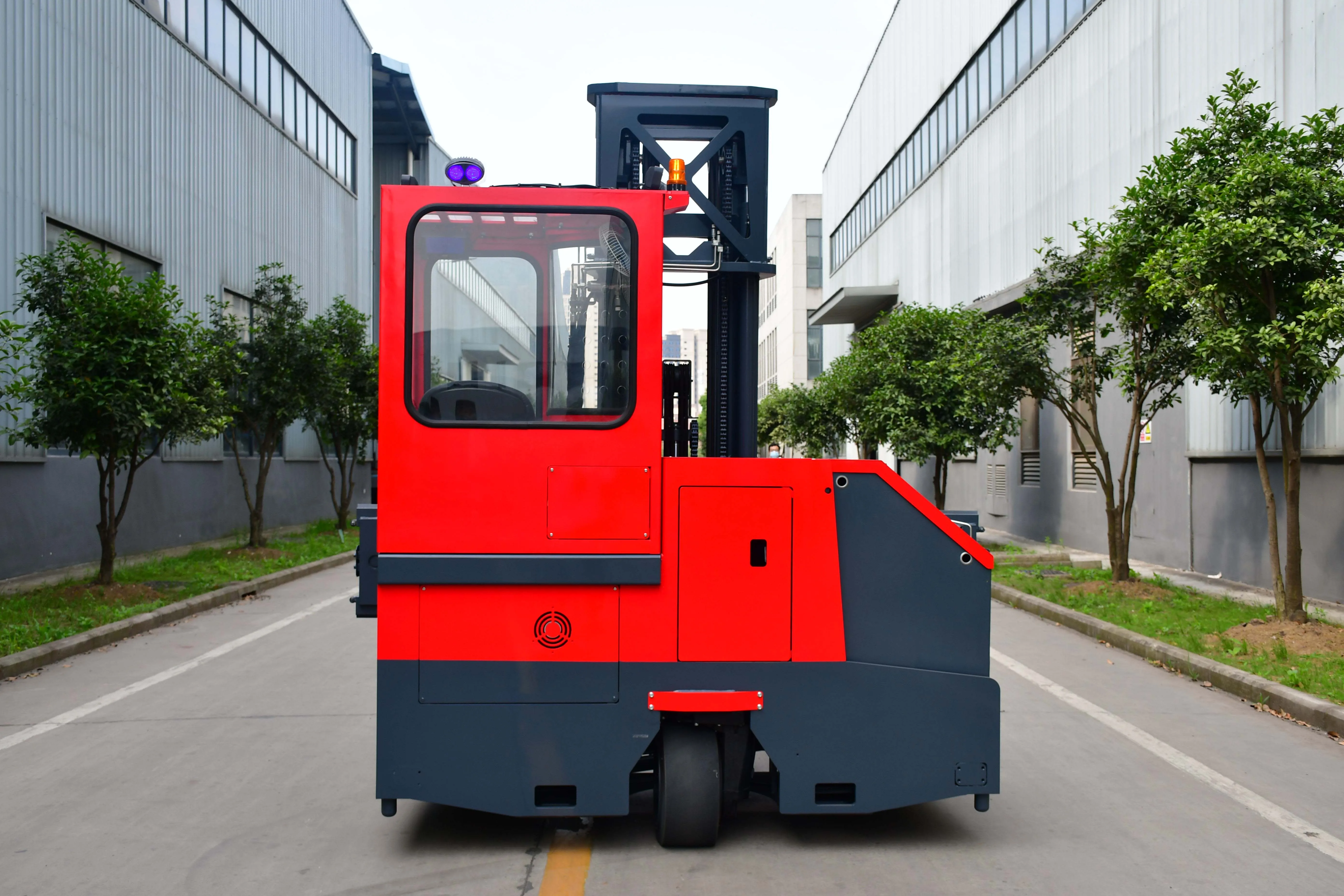 Four Directional Electric Forklift Side Loader with Operator Cabin Side-shift Beam Support Arms