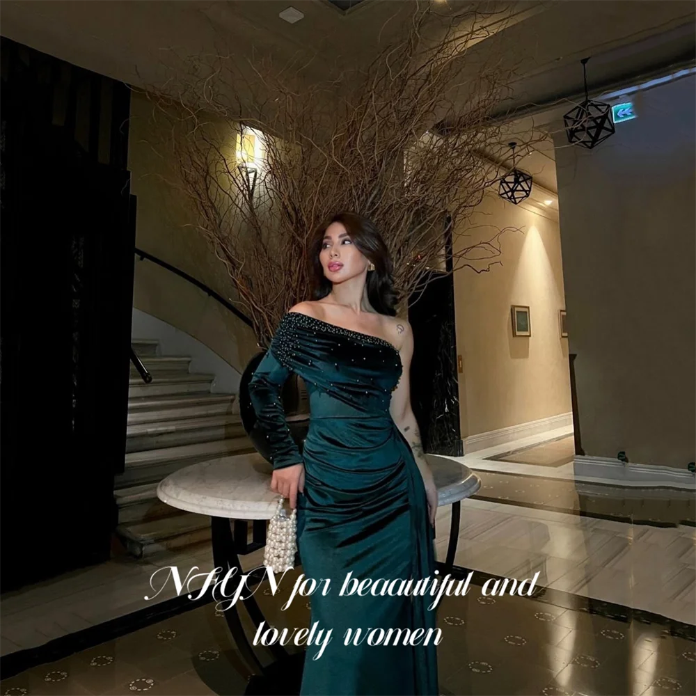 NFYN – robe de soirée sirène verte, asymétrique épaule dénudée, avec perles, en velours, pour femmes, personnalisée