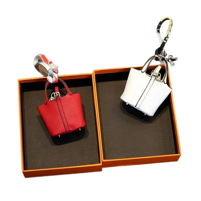 حقيبة جلدية على شكل سلة صغيرة خفيفة الوزن ومدمجة للسيدات متعددة الألوان للاستخدام اليومي حقيبة تخزين سماعات الأذن موديل جديد 2025