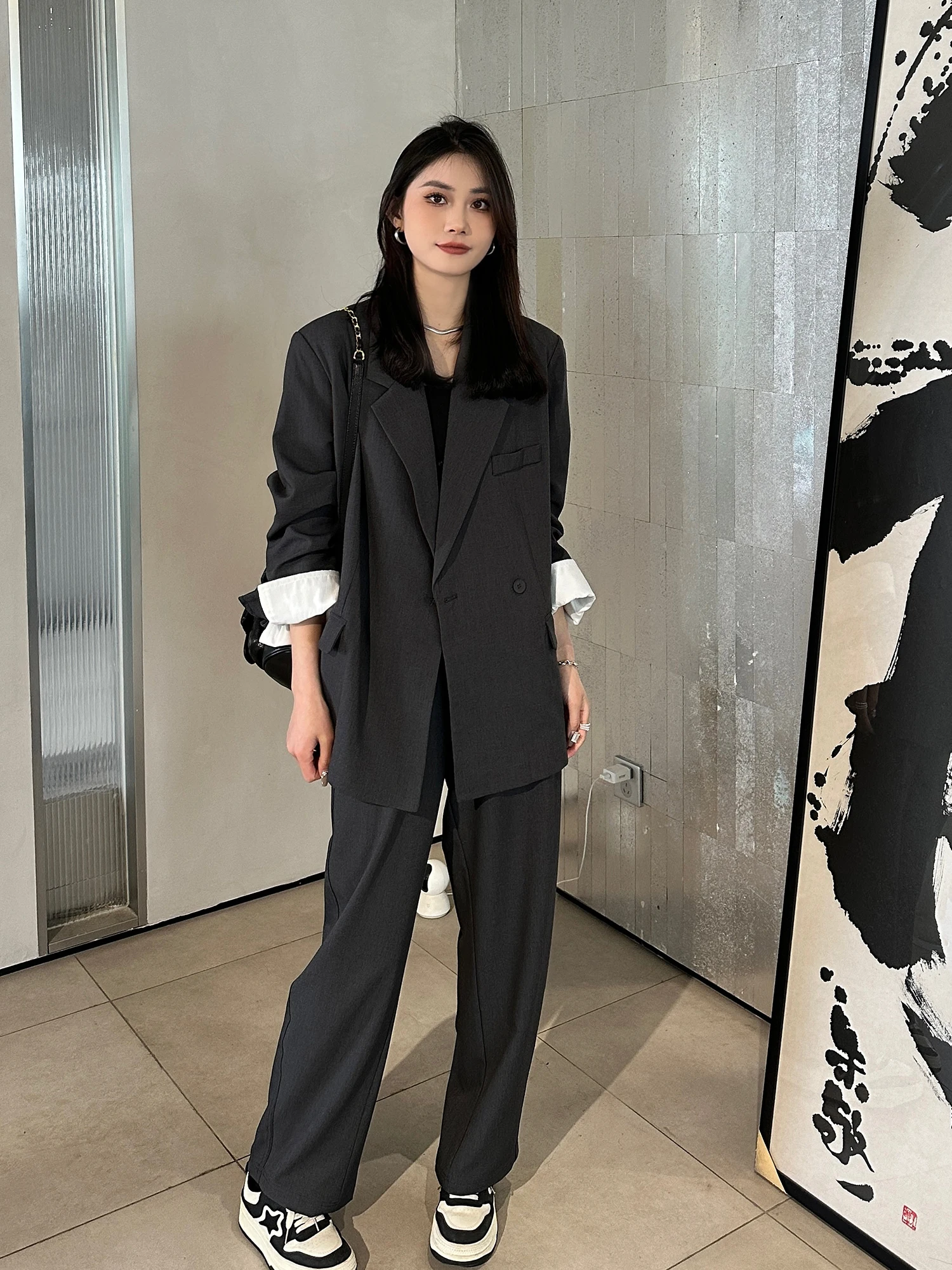 

Новый модный женский костюм-двойка из полиэстера: брюки с широкими штанинами и удлиненный жакет для весны и осени...