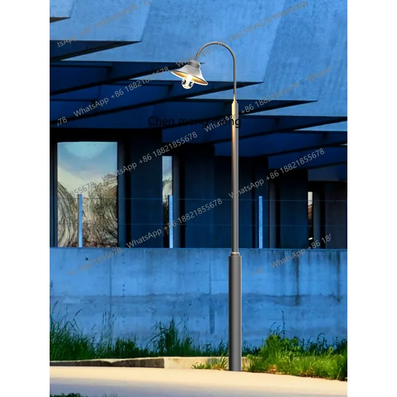 

Современные простые уличные садовые фонари, живописные солнечные высокие столбы, цветочный сад, вилла с косой крышкой, уличные фонари