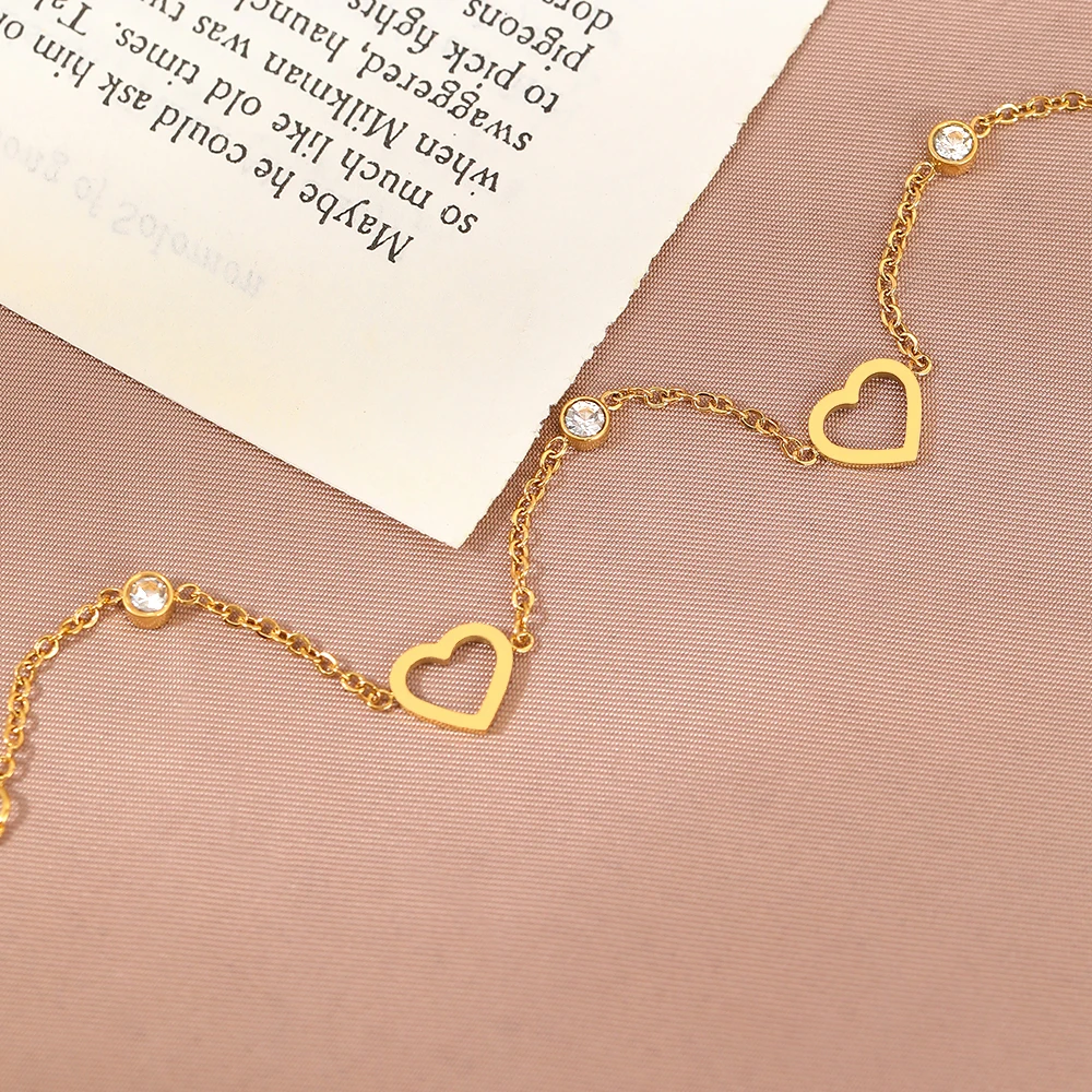 Braccialetti in acciaio inossidabile Squisito ed elegante cristallo con zirconi a forma di cuore cavo Bracciale alla moda per gioielli da donna Nuovi regali