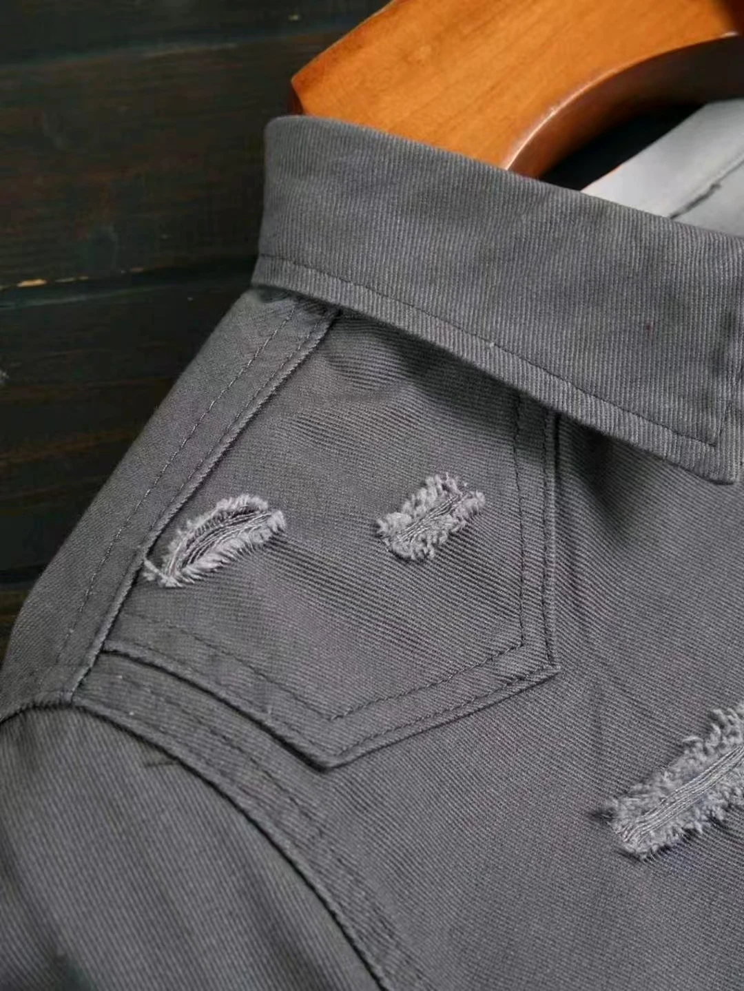 เสื้อเชิ้ตเดนิมแขนสั้นสีเทาเข้มสำหรับผู้ชาย รุ่นซัมเมอร์ แต่งรอยขาด ปกเสื้อแบบปกปกปกติ มีกระเป๋าเสื้อสองช่อง เก็บทรงสไตล์เสื้อทำงานได้ดี