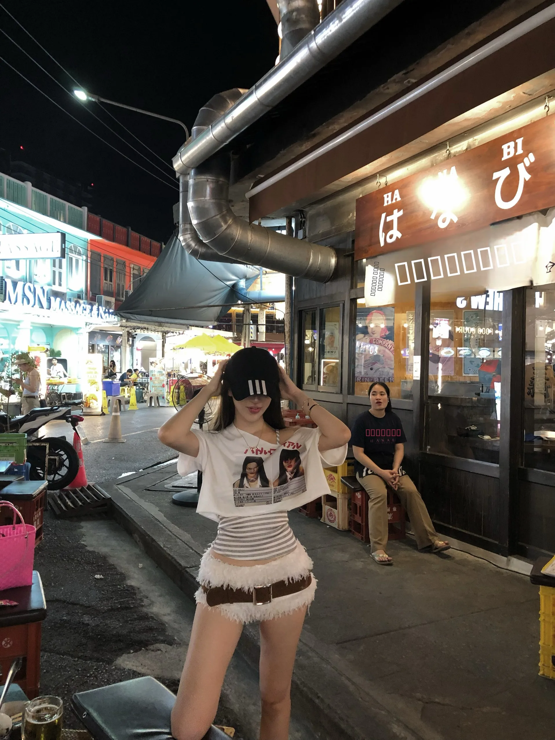 

Модный женский комплект Bla Diary: топ с отворотами на плечах в стиле ретро и пушистые шорты, с круглым вырезом, в стиле калифорнийской модницы.