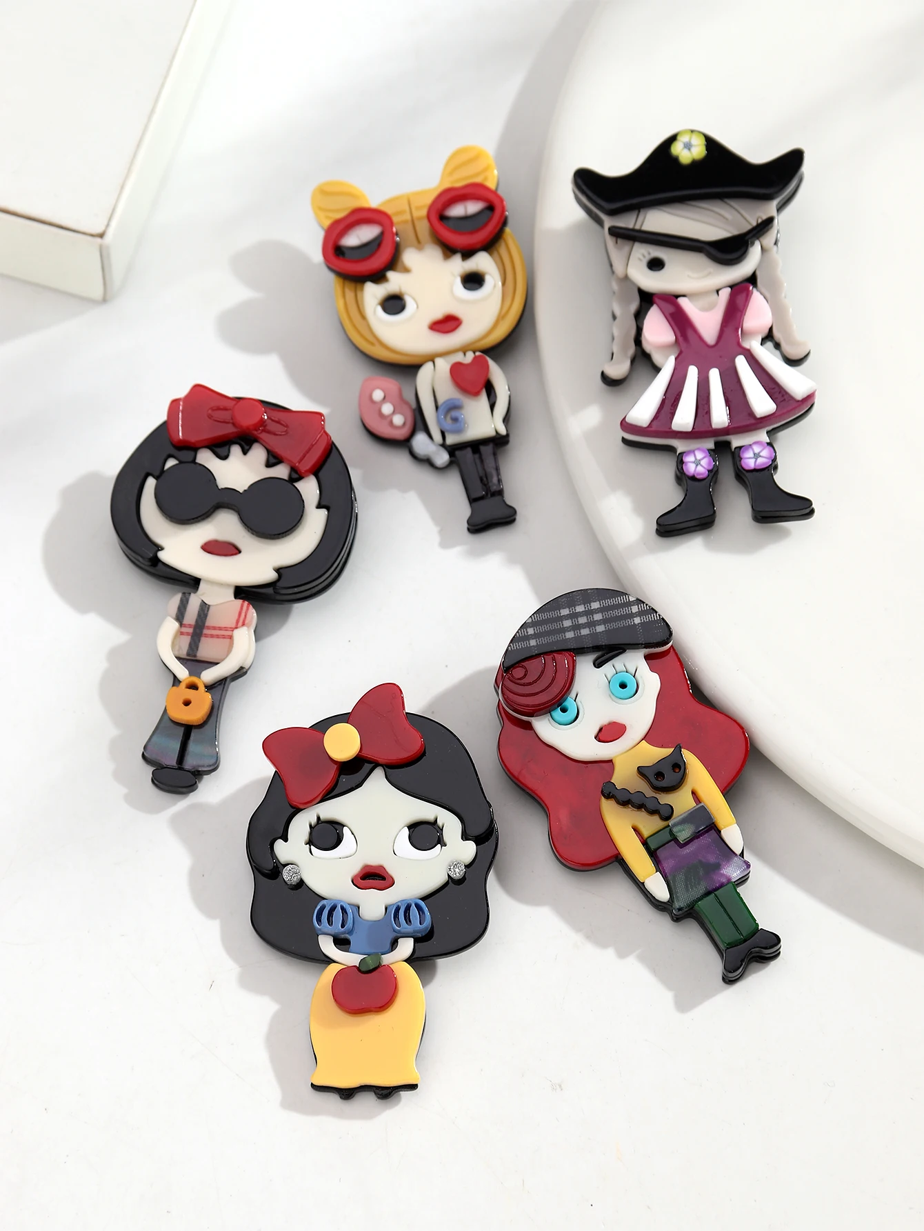 Modische Damen-Figur-Acryl-Spleiß-Brosche für Frauen, niedliche Cartoon-Charakter-Reversnadeln, Taschen- und Kleidungs-Schmuck-Accessoire – Detail 3