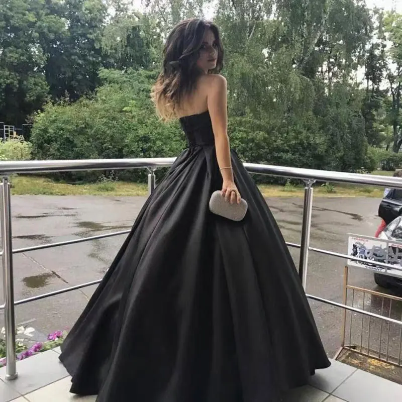 Ballkleider im neuen Stil, schlichtes Satin, trägerlos, A-Linie, schwarze Abendparty-Kleider, Robe De Soirée, bodenlang