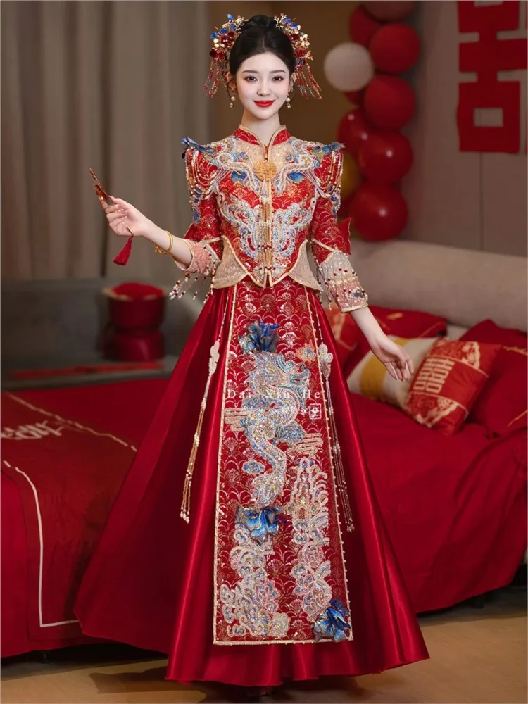 The new luxurious dragon and phoenix gown is a thin wedding dress for brides