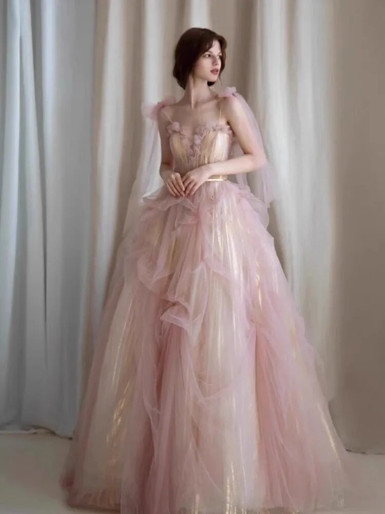 A light luxury and niche cocktail dress for adult banquet hosts